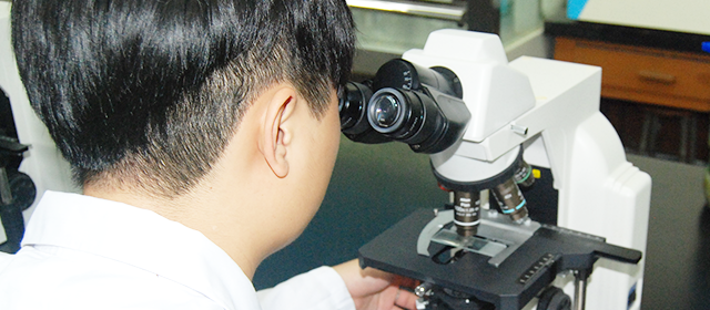 현미경을 보고 있는 학생 모습